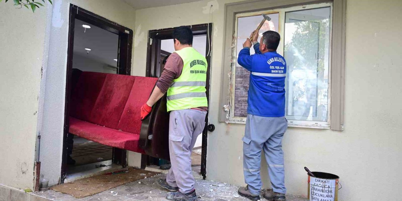 Kemer’de kaçak yapı belediye tarafından yakıldı