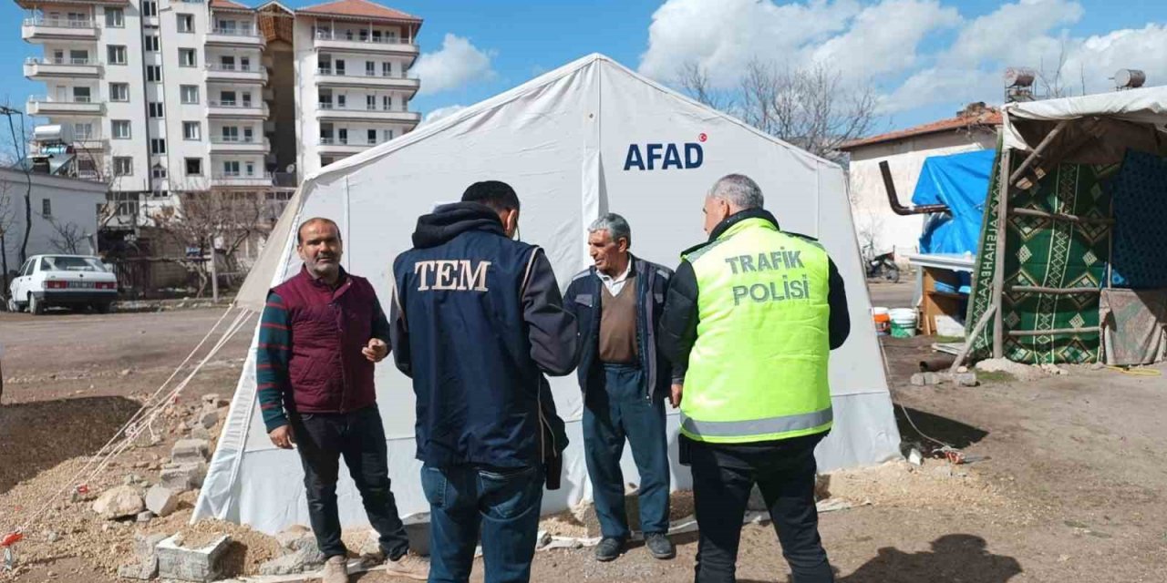 Polis ekipleri çadırları denetliyor