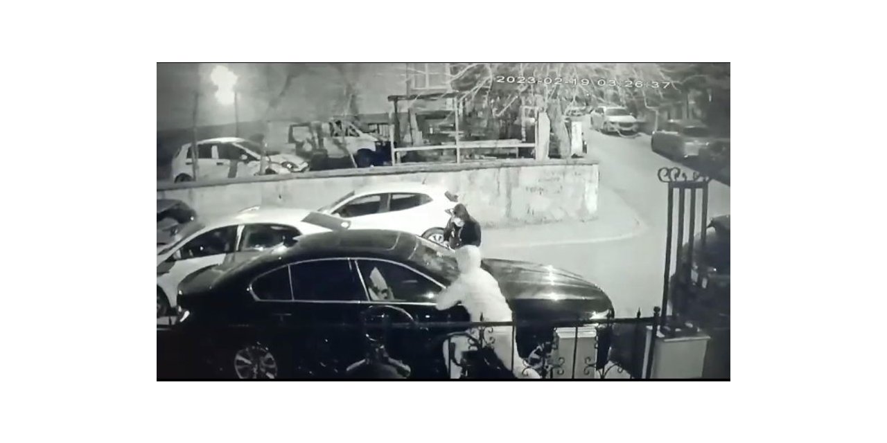 Otomobillere dadanan dikiz aynası hırsızları kamerada
