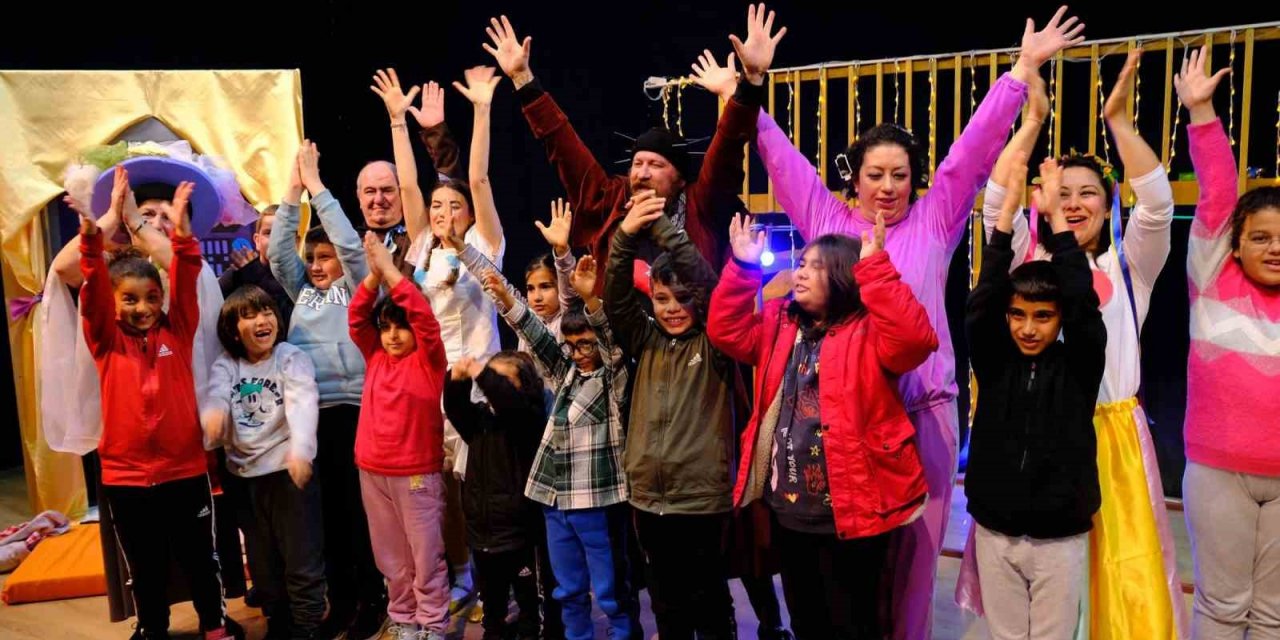 Ayvalık’ta belediye tiyatrosu depremzede çocukları unutmadı