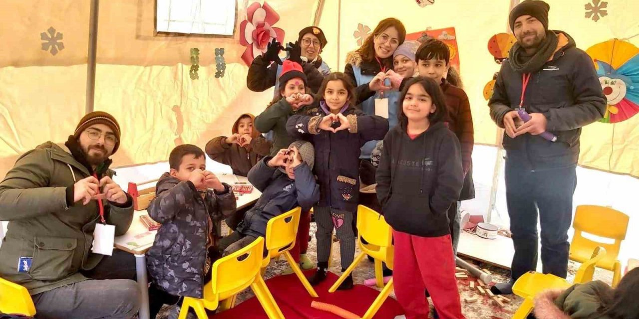 Rehber öğretmenlerden depremzedelere psikososyal destek