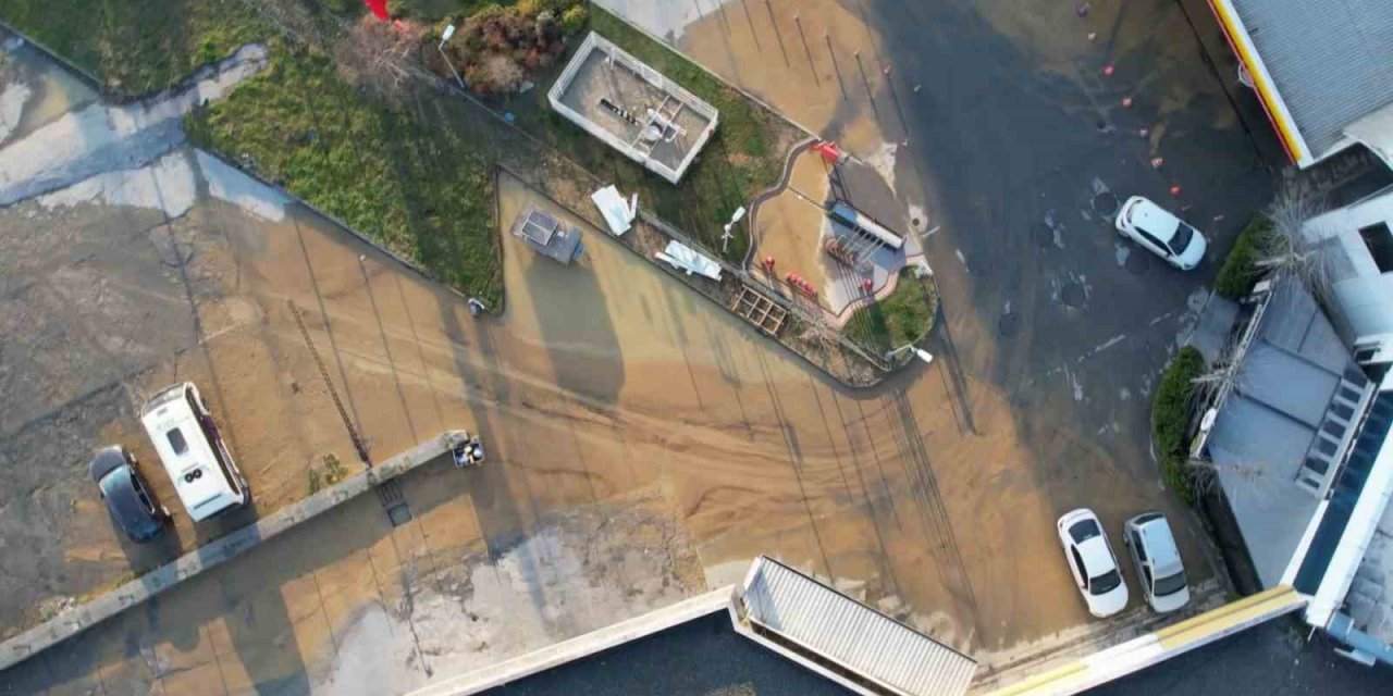 Arnavutköy’de su borusu patladı, tonlarca su dakikalarca boşa aktı