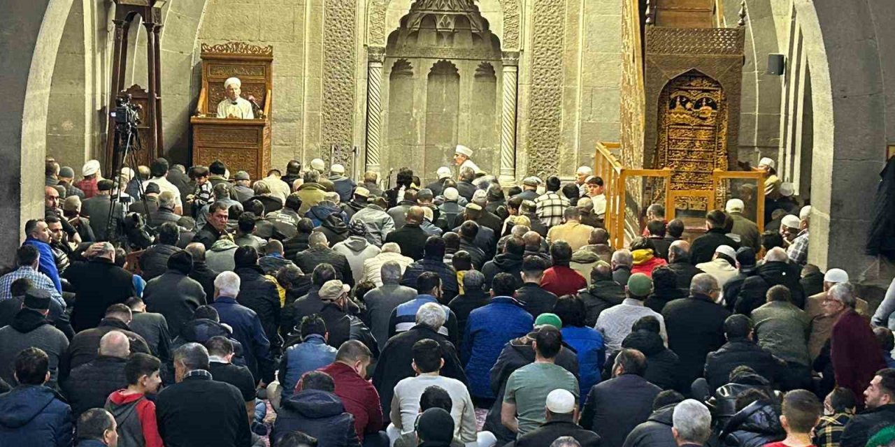 Kandil gecesi dualar depremzedeler için