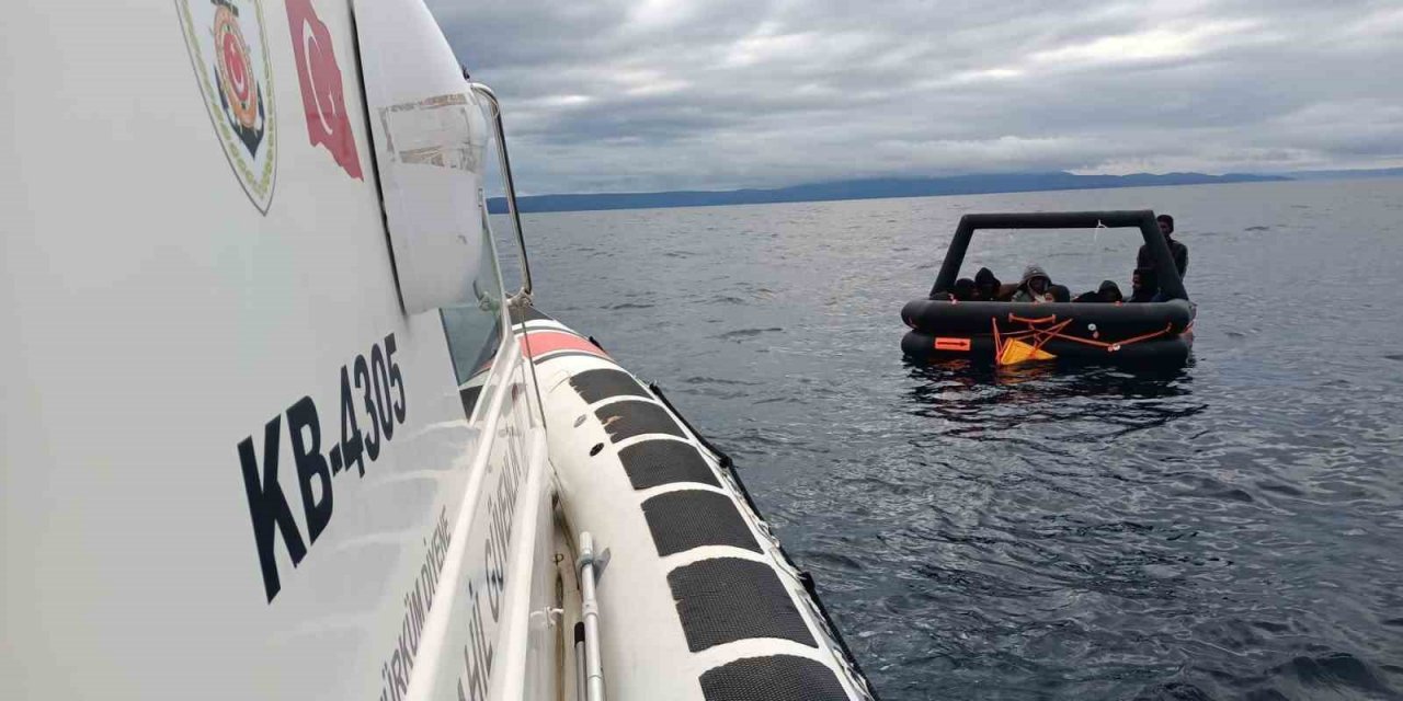 Balıkesir açıklarında 12 düzensiz göçmen kurtarıldı