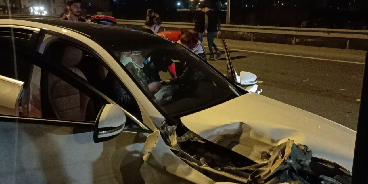 D-100’de lüks otomobil kamyona çarptı: 1 yaralı