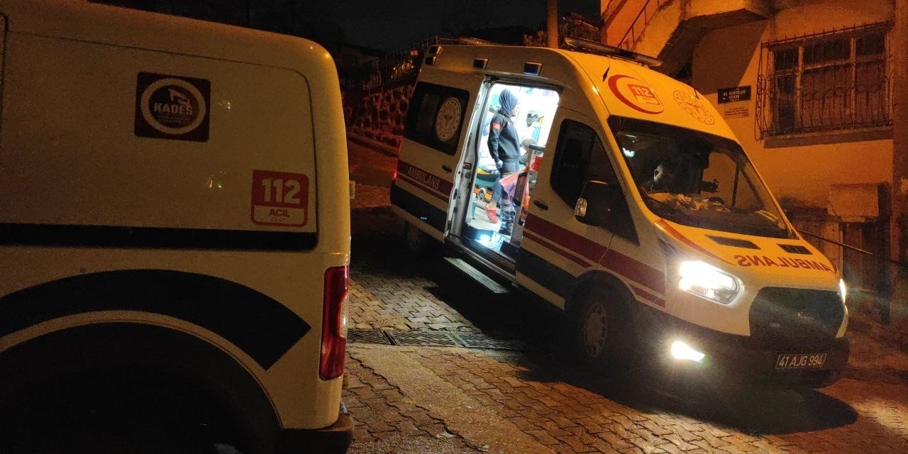 Babasına öfkelendi, yumruk attığı cam elini kesti