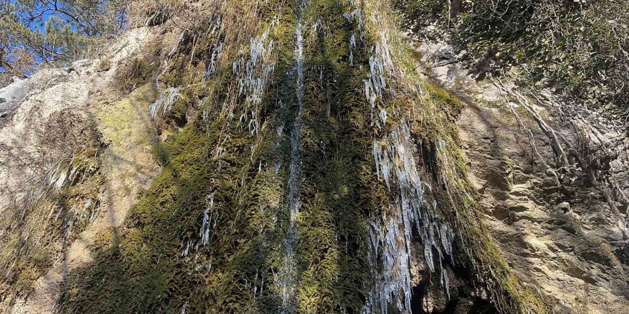 Kar sularının erimesiyle oluşan şelale görsel şölen sundu