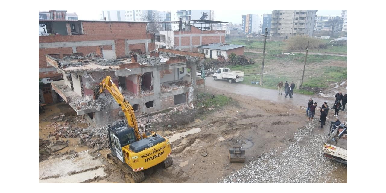 Nazilli’de metruk binaların yıkımı devam ediyor