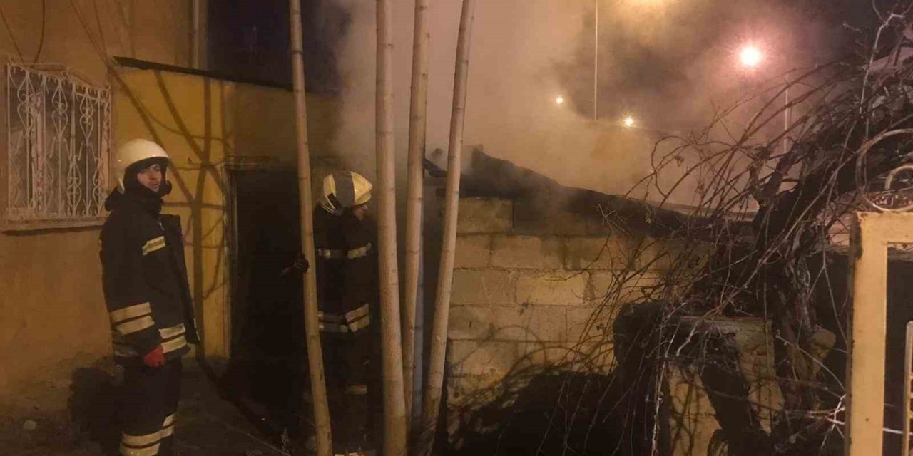 Odunlukta çıkan yangın itfaiye ekiplerince söndürüldü