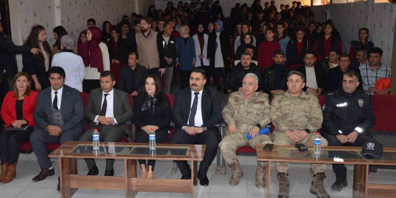 Beytüşşebap’ta kurum amirleri meslek tanıtım seminerine katıldı