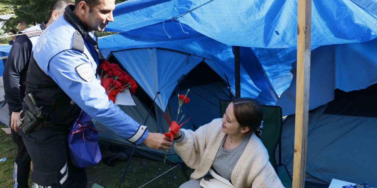 Adana polisi kadınlar gününü unutmadı