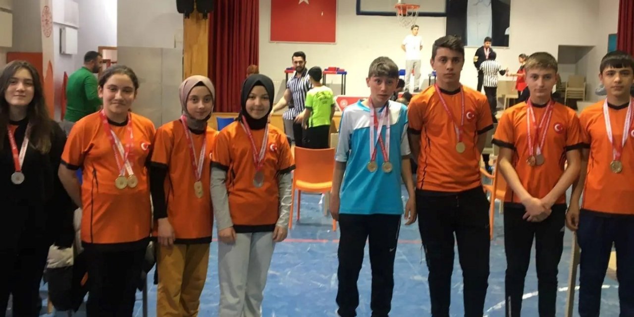 Köprüören Tek Termik Ortaokulu bilek güreşinde 10 altın, 4 gümüş, 2 bronz madalya kazandı