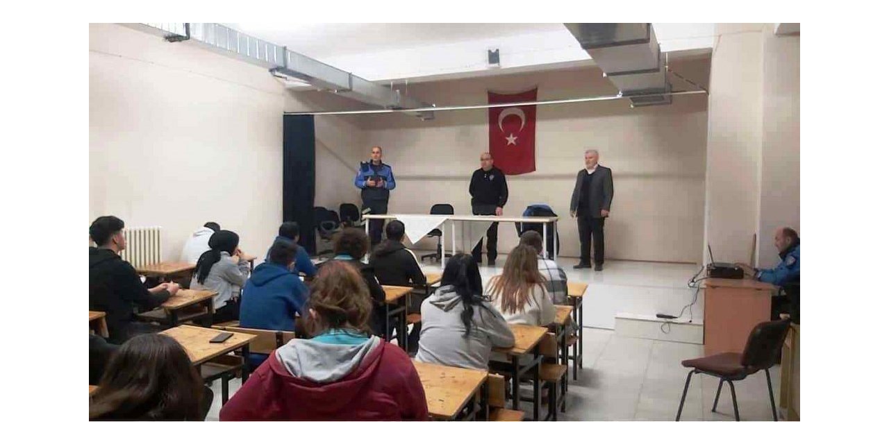Kütahya’da lise öğrencileri emniyet teşkilatını ve polislik mesleğini tanıdı