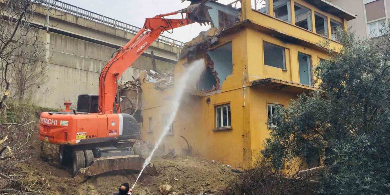 Körfez’de metruk bina yıkıldı