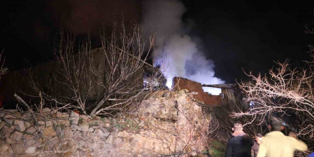 Gece saatlerinde 2 evde çıkan yangın köylülere korku dolu anlar yaşattı