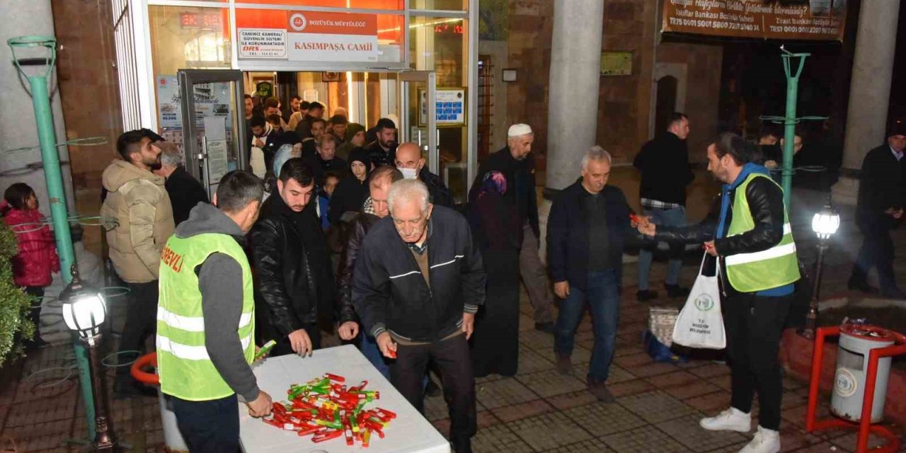 Bozüyük Belediyesi’nden Berat Kandili’nde şeker ikramı