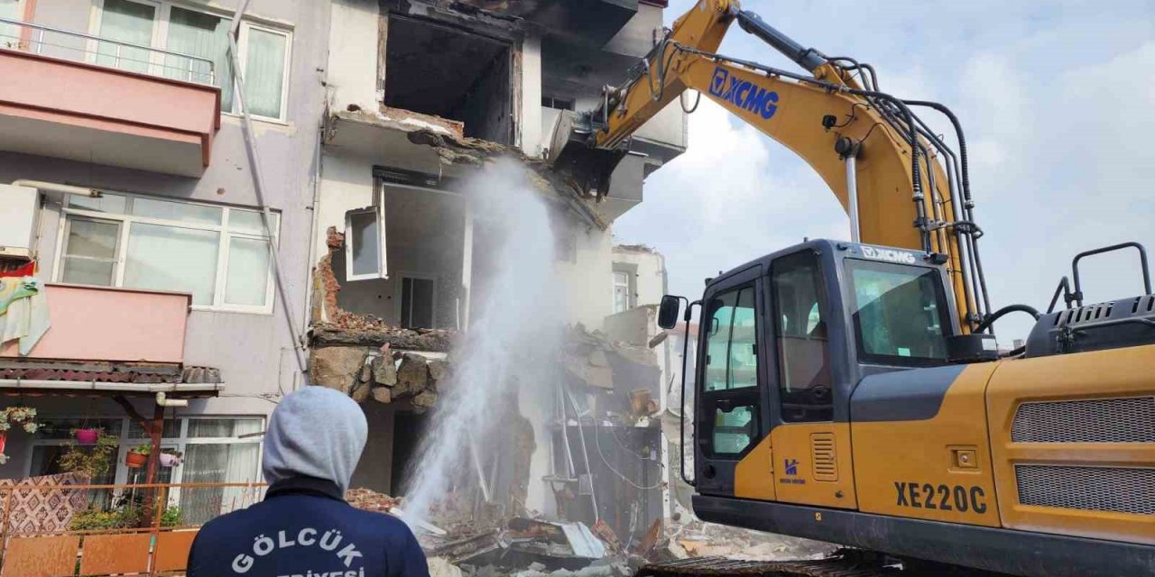 Doğalgaz patlamasında ağır hasar alan binanın yıkımı tamamlandı