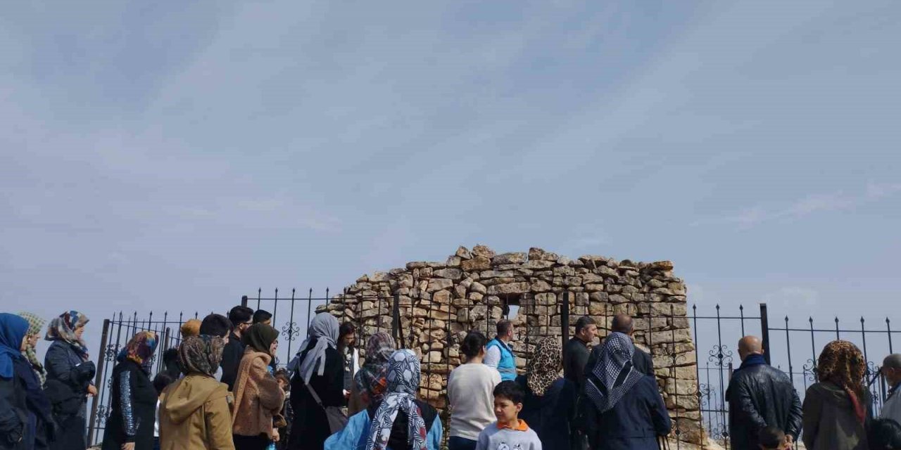 Siirt’te misafir edilen depremzede aileler ve çocukları kentin tarihi ve kültürel yerlerini gezdi