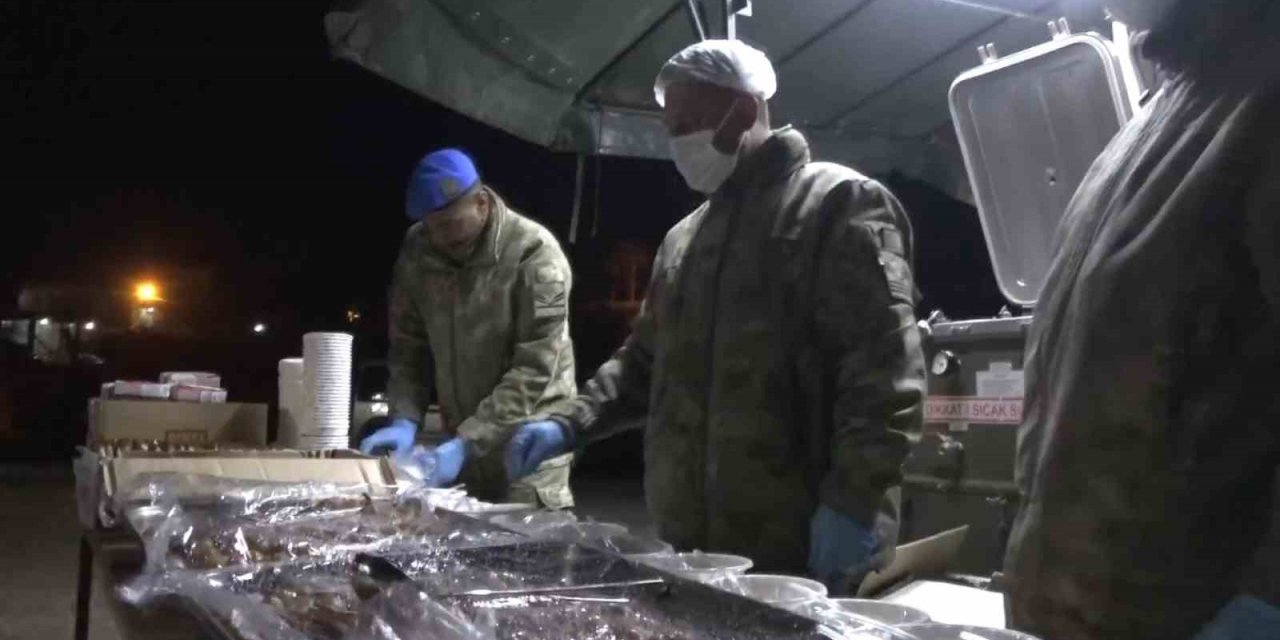 Mehmetçik Berat Kandili’nde vatandaşlara tatlı ikram etti