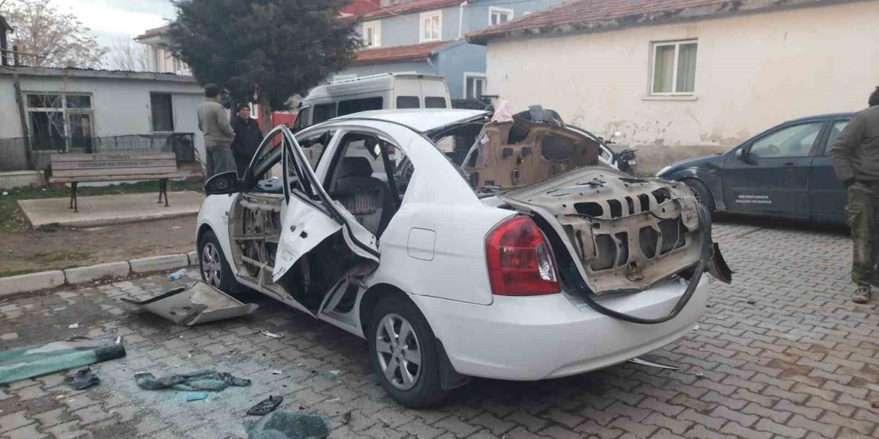 Otomobilinde sigara içmek isterken ağır yaralandı