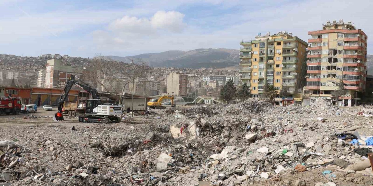 Günlerdir enkazda Kabe örtüsünü arıyorlar