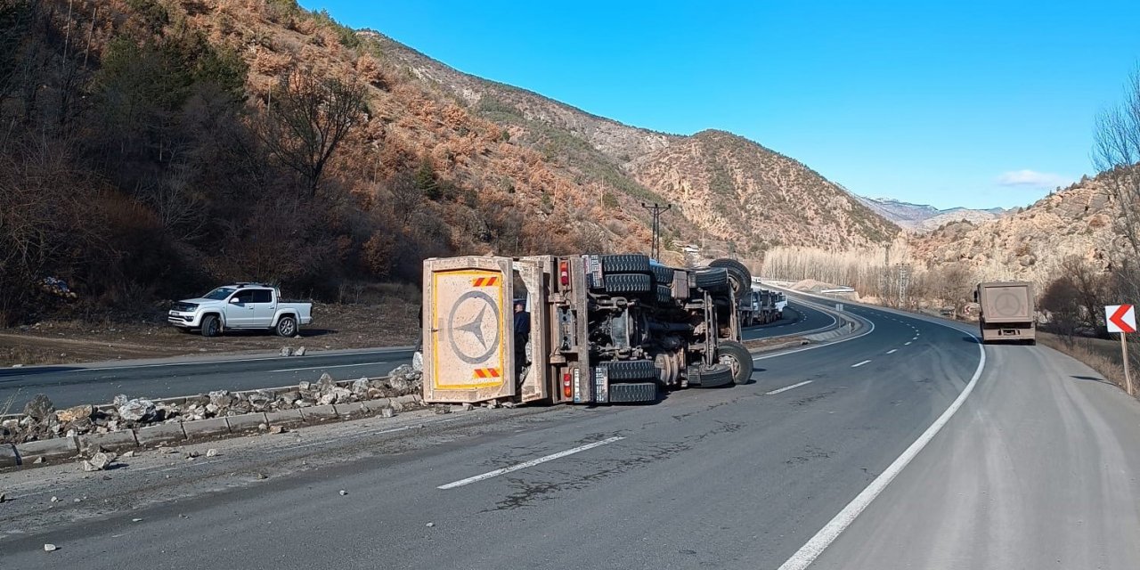 Taş yüklü kamyon devrildi, yol ulaşıma kapandı