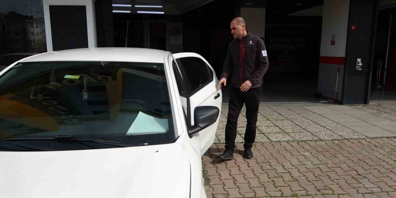 Pendik’te alıcı ile satıcının ekspertiz kavgası: Otomobilin lastiklerini kesti