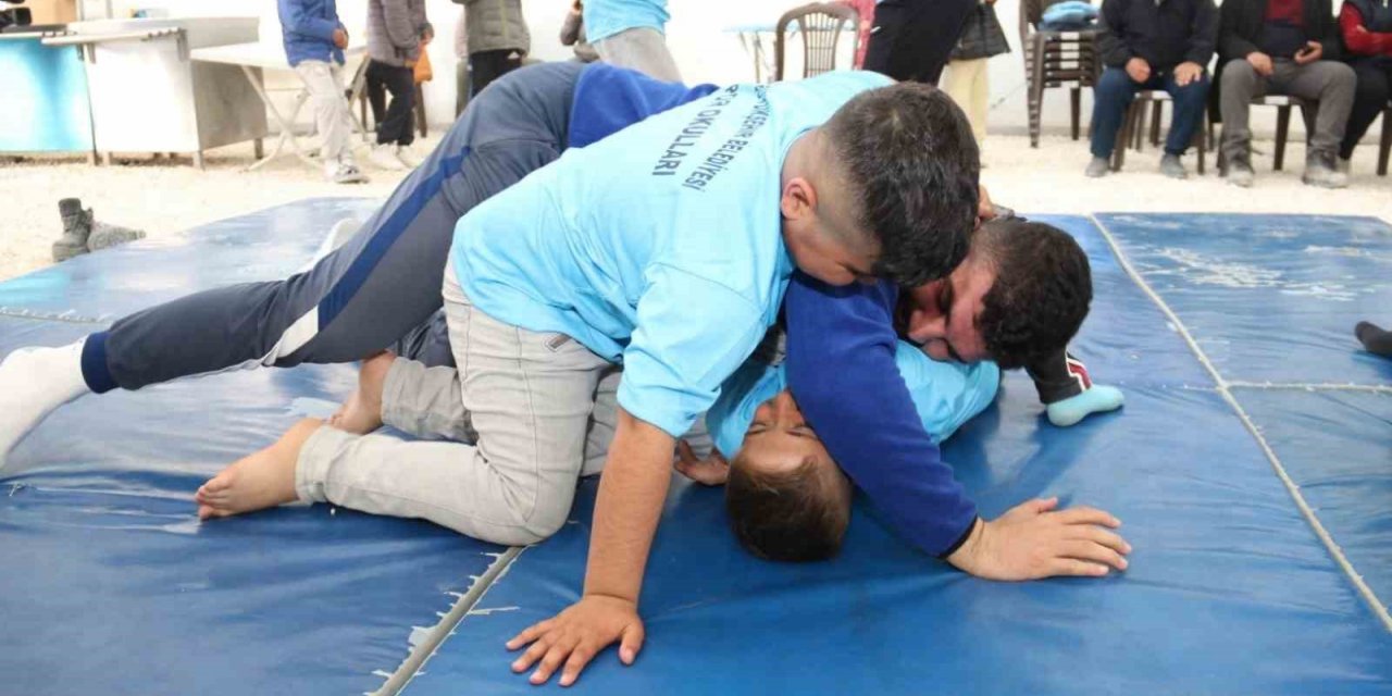 Çadırkentte başpehlivanlar, depremzede çocuklara tuş oldu