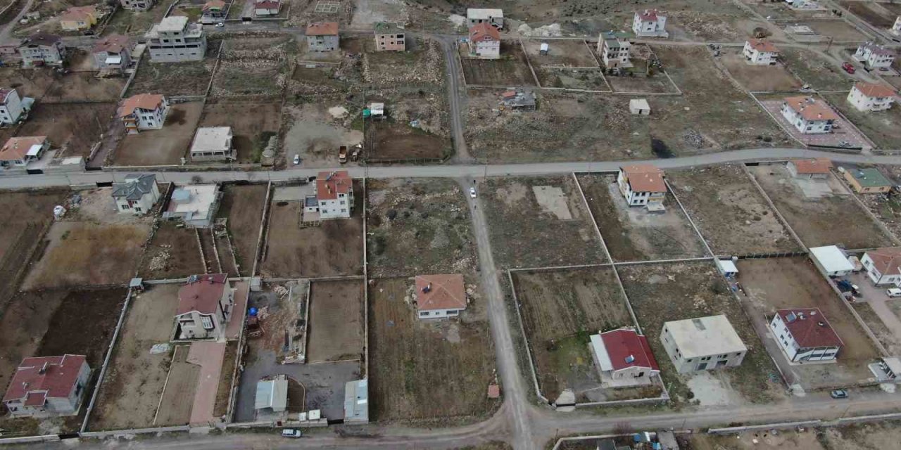 1 haftada 16 kez sallanan mahalle sakinleri diken üstünde