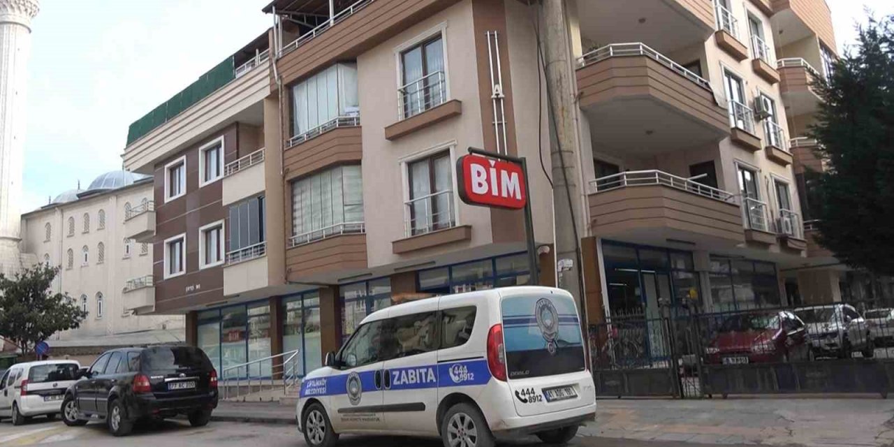 Yalova’da projeye aykırı duvar yıkılan binadaki BİM market mühürlendi