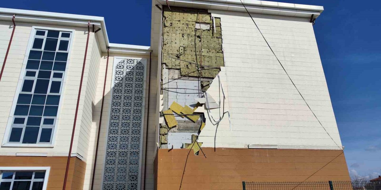 Kuvvetli rüzgar okul duvarının yapı malzemelerini uçurdu