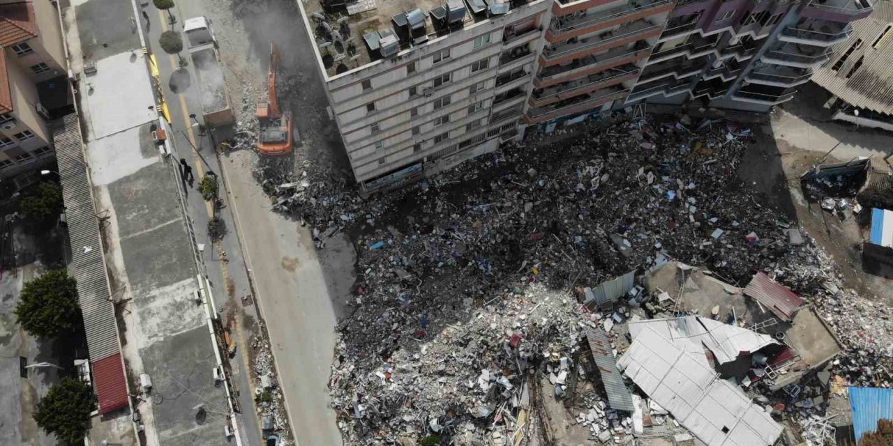 İskenderun’da enkaz kaldırma çalışmaları sürüyor