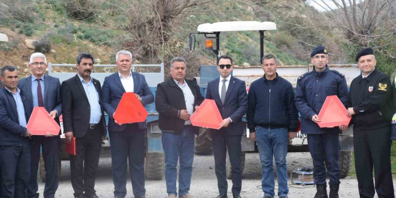 Jandarma ekipleri traktör sürücülerine reflektör dağıttı