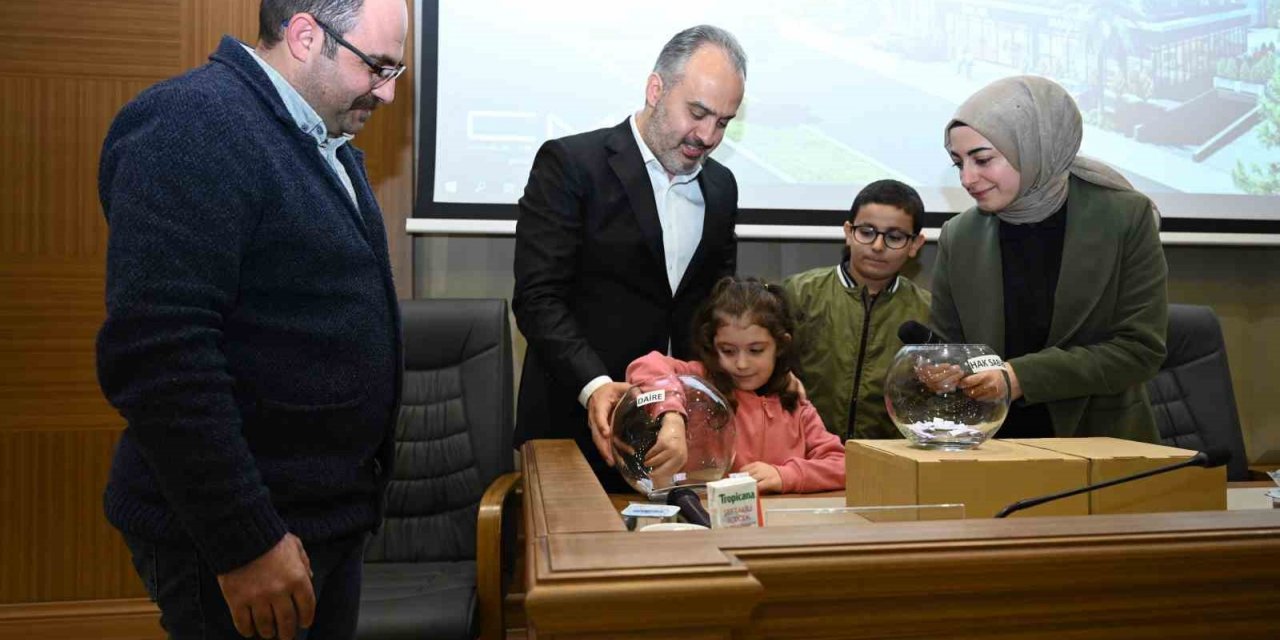 Bursa’da 30-40 yıllık evleri yenilenen hak sahipleri, yeni konutları için kura çekti