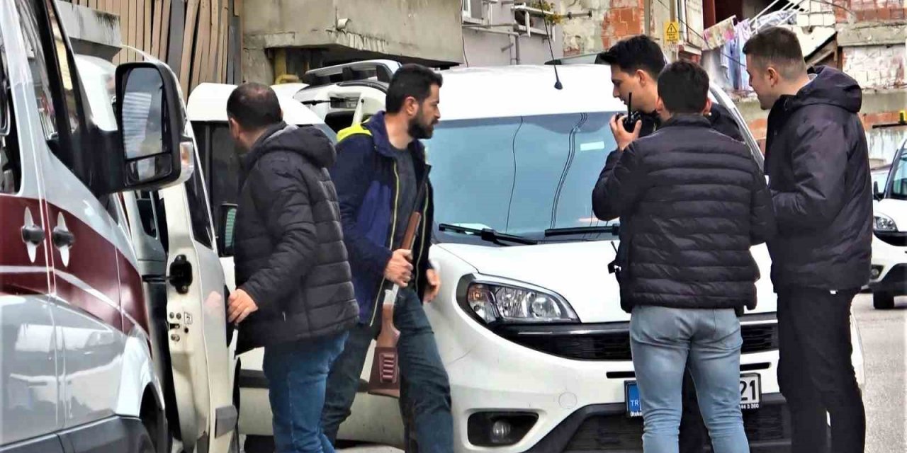 Kendini pompalı tüfekle eve kilitleyen şahıs polisi alarma geçirdi