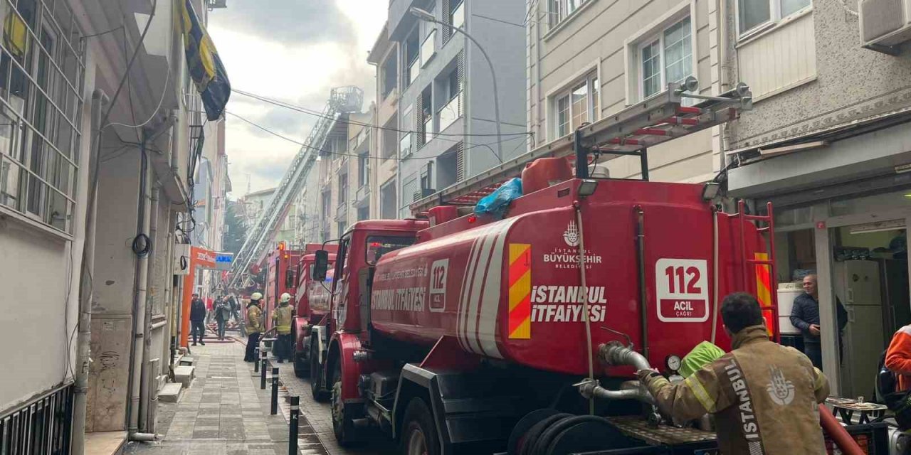 Kadıköy’de kentsel dönüşüme giren binada korkutan yangın