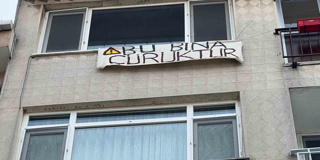 Kadıköy’de evi boşaltan kiracıdan vatandaşlara pankartlı uyarı: “Bu bina çürüktür”