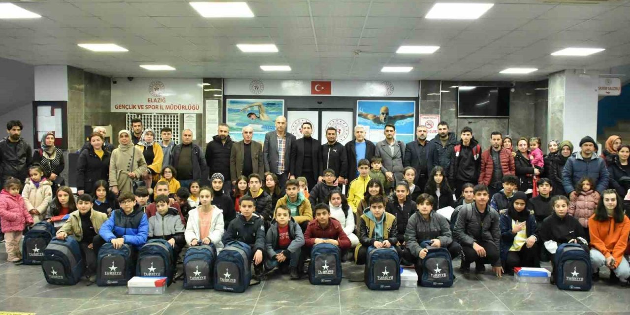 Elazığ’da 51 sporcu ve 9 antrenöre spor malzemesi dağıtıldı
