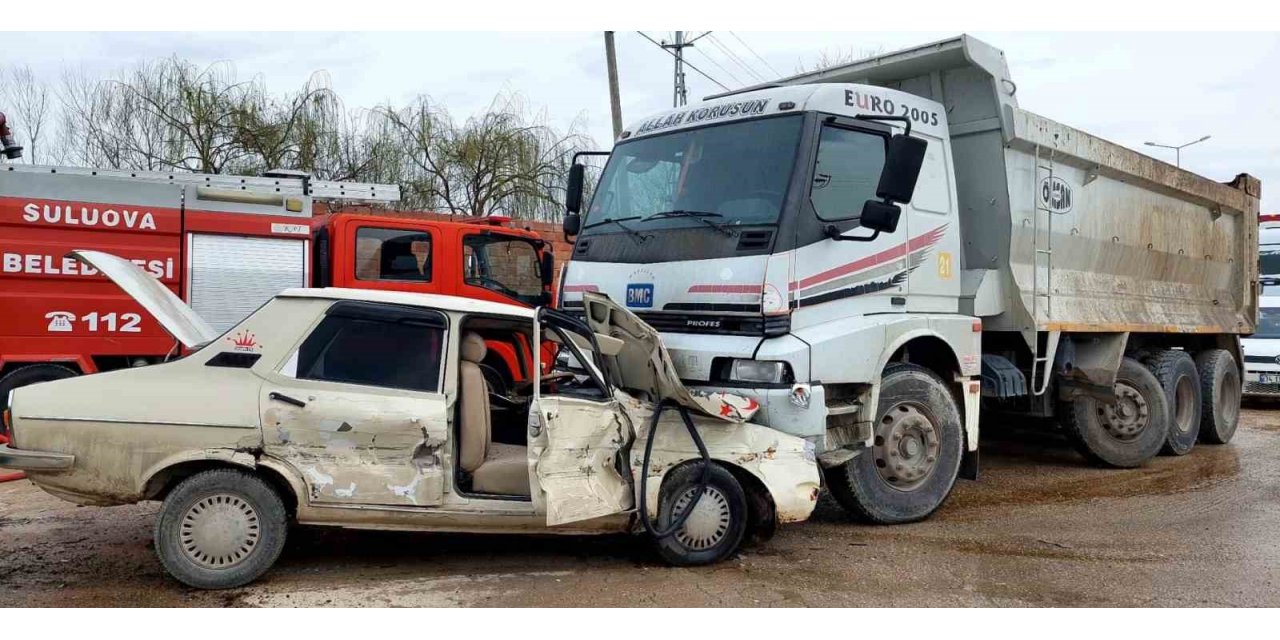 Suluova’da üç aracın karıştığı kazada 2 yaralı