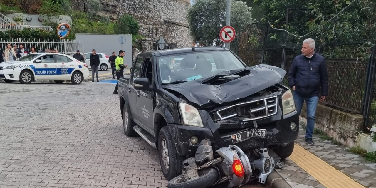 Kamyonetle motosiklet çarpıştı: 2 yaralı