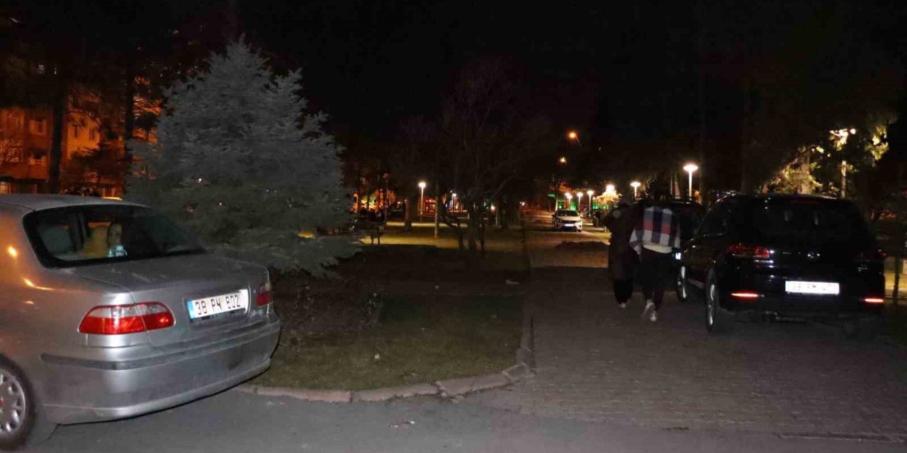 Kayserililer depremlerin ardından akşamı parklarda geçiriyor