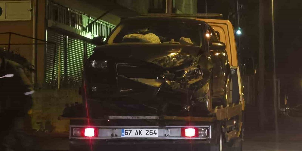 Kontrolden çıkan otomobil garajdaki aracı hurdaya çevirdi