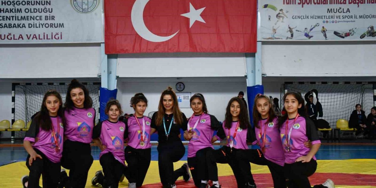 Köyceğizli güreşçi  kızlar şampiyonaya damga vurdu