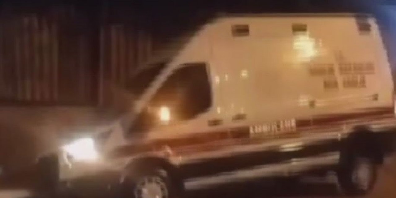 İzmir’de yağmur hayatı felç etti: Araçlar oluşan çukurlara düştü