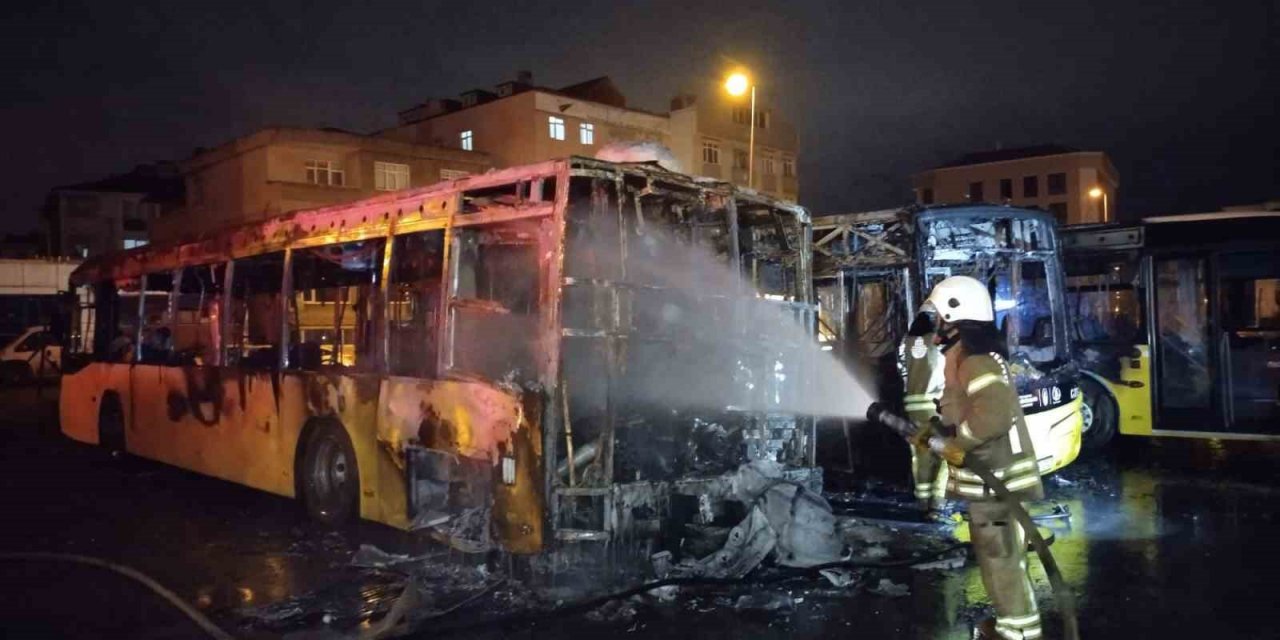 Tuzla’da 3 otobüs alev alev yandı