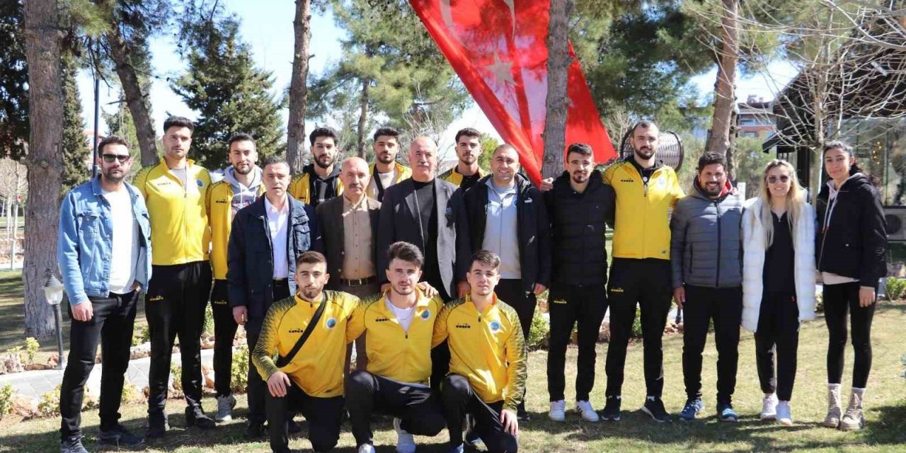 Siirt Belediyesi sporcuları Voleybol 1. Lig Play-Off maçlarına katılmak üzere Çorum’a uğurlandı
