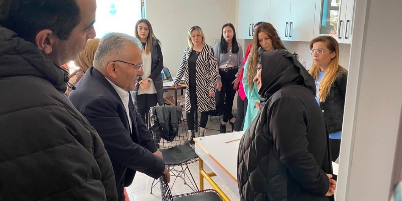 Başkan Büyükkılıç, Kızılay Yardım Toplama Merkezi’ni ziyaret etti