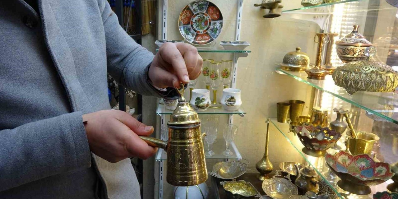 Anne ve babasının antika merakı önce hobi, sonra gelir kapısı oldu