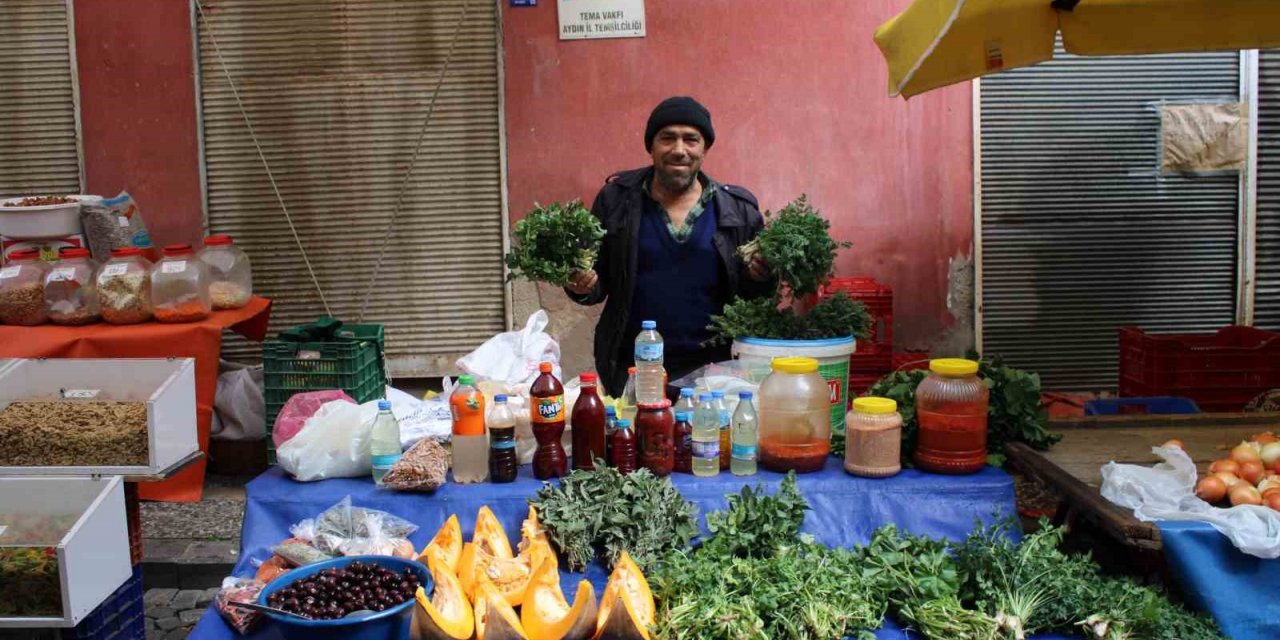 Dağlardan topladığı ot ve bitkileri pazarda satıyor