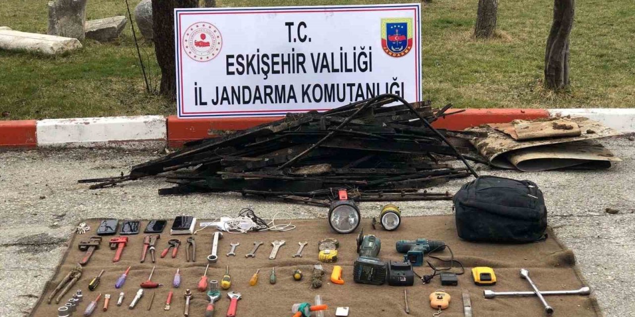 Fabrikaya giren hırsızlar çaldıkları malzemelerle birlikte yakalandı